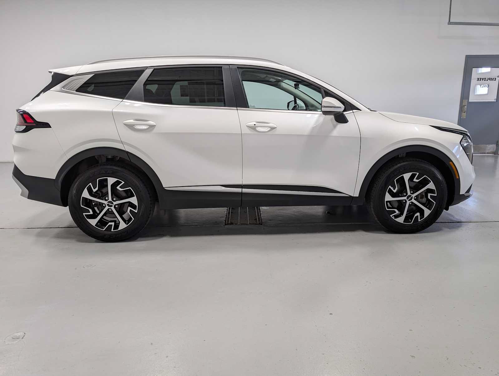 Used 2023 Kia Sportage EX AWD/4WD image 7