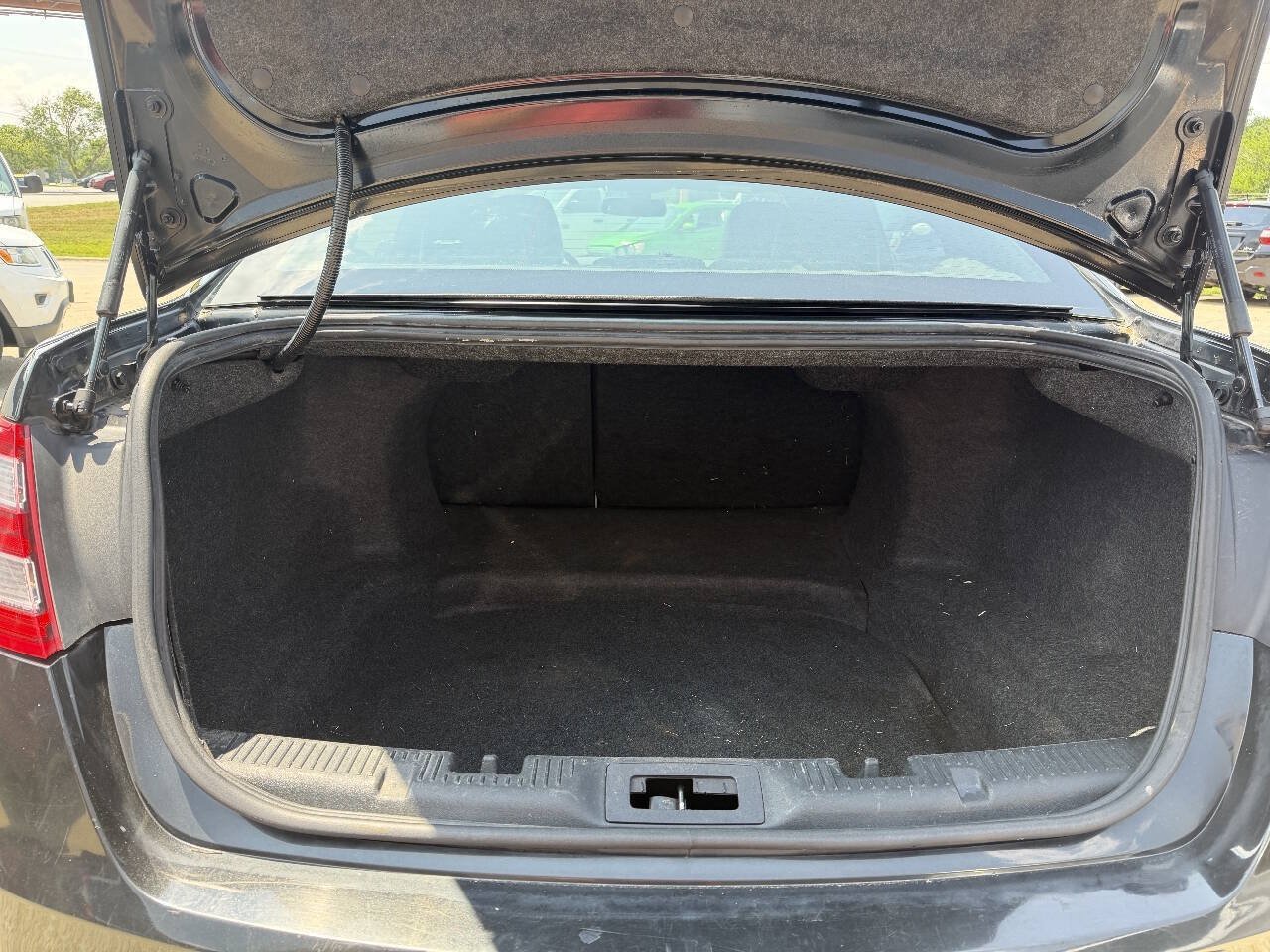 Used 2013 Ford Taurus Limited FWD image 12