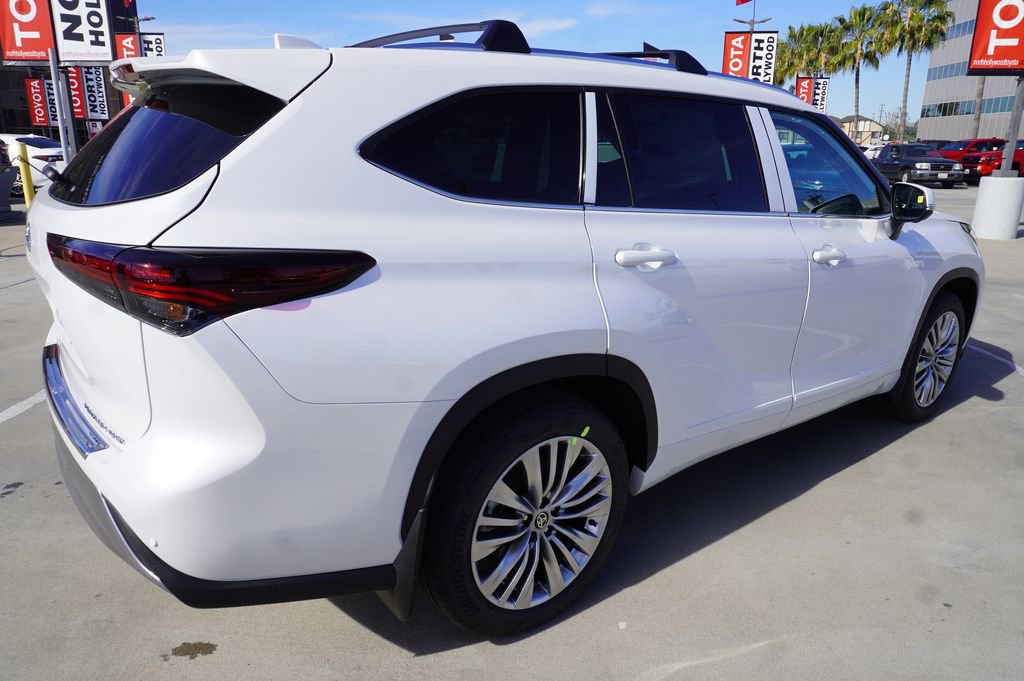New 2026 Toyota Highlander Platinum image 2