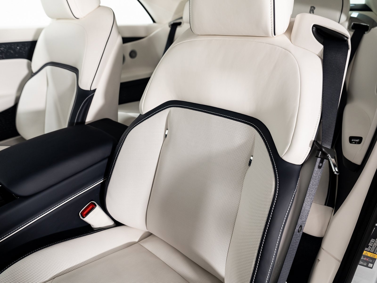 Used 2025 Rolls-Royce Spectre w/ Spectre Launch Package image 20