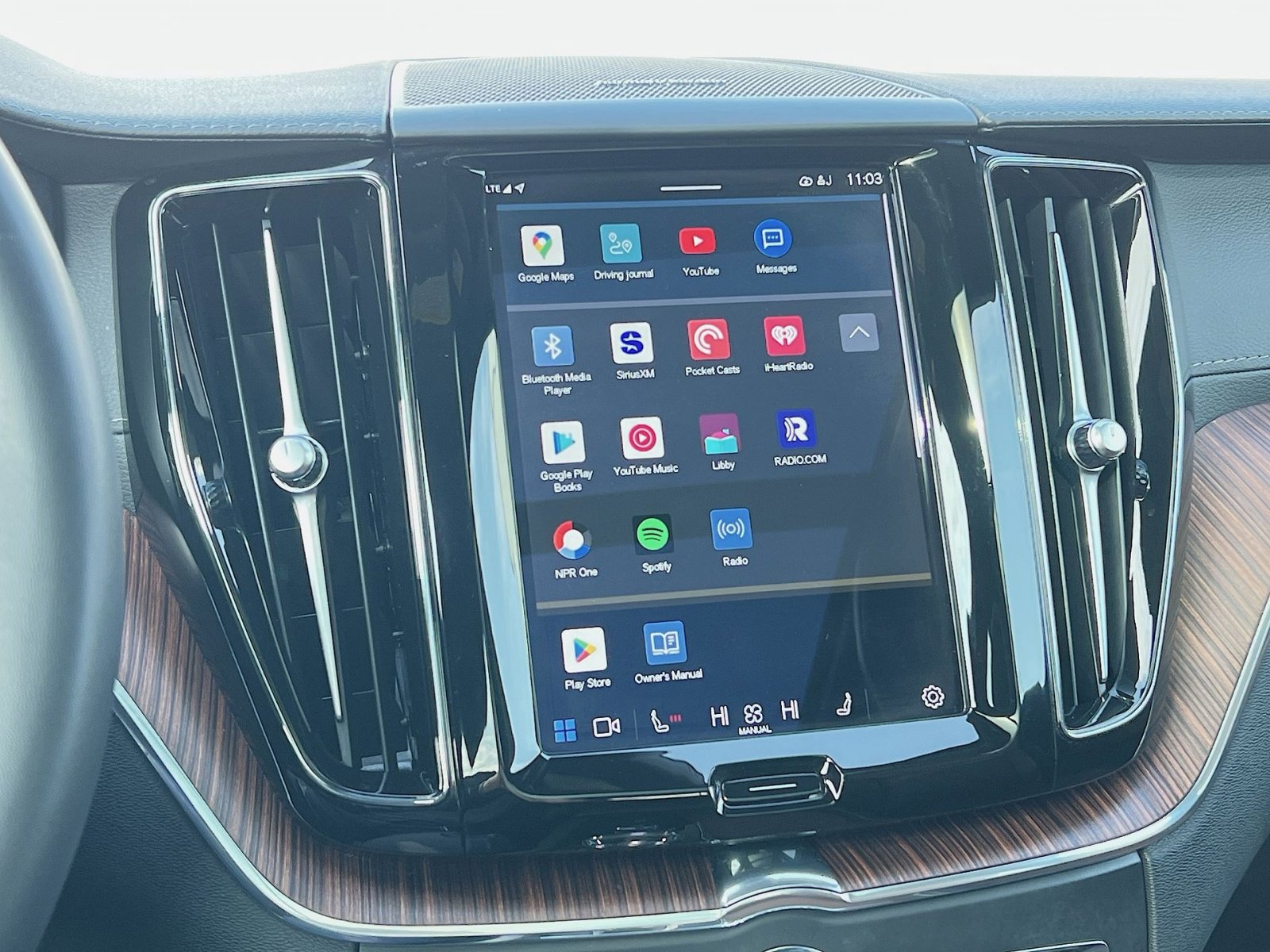 Certified 2023 Volvo XC60 B5 Ultimate w/ Protection Package Premier image 18