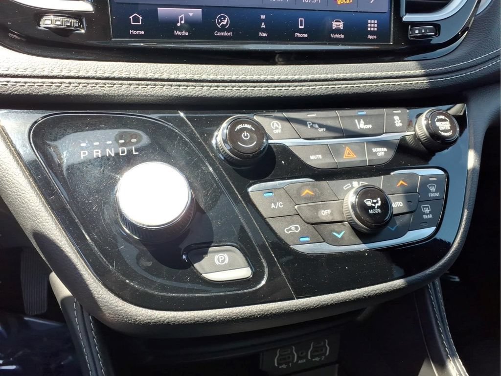 Used 2025 Chrysler Pacifica Limited FWD image 10