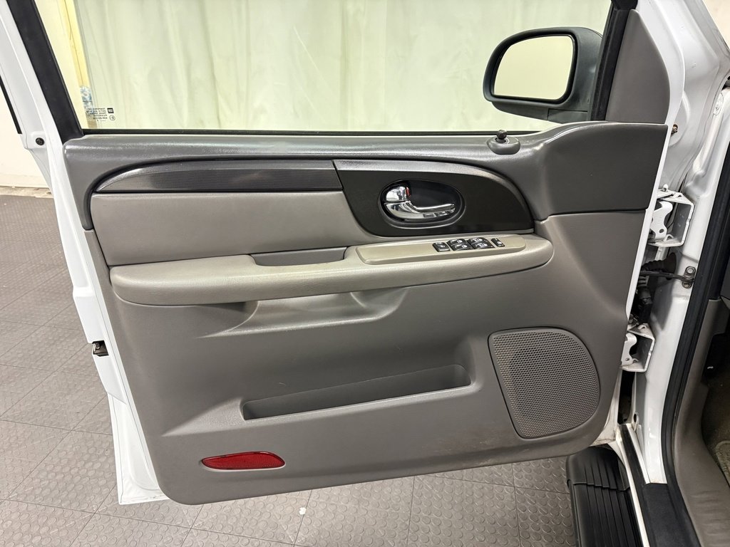 Used 2004 GMC Envoy XUV SLE w/ 1SB Preferred Equipment Group image 25