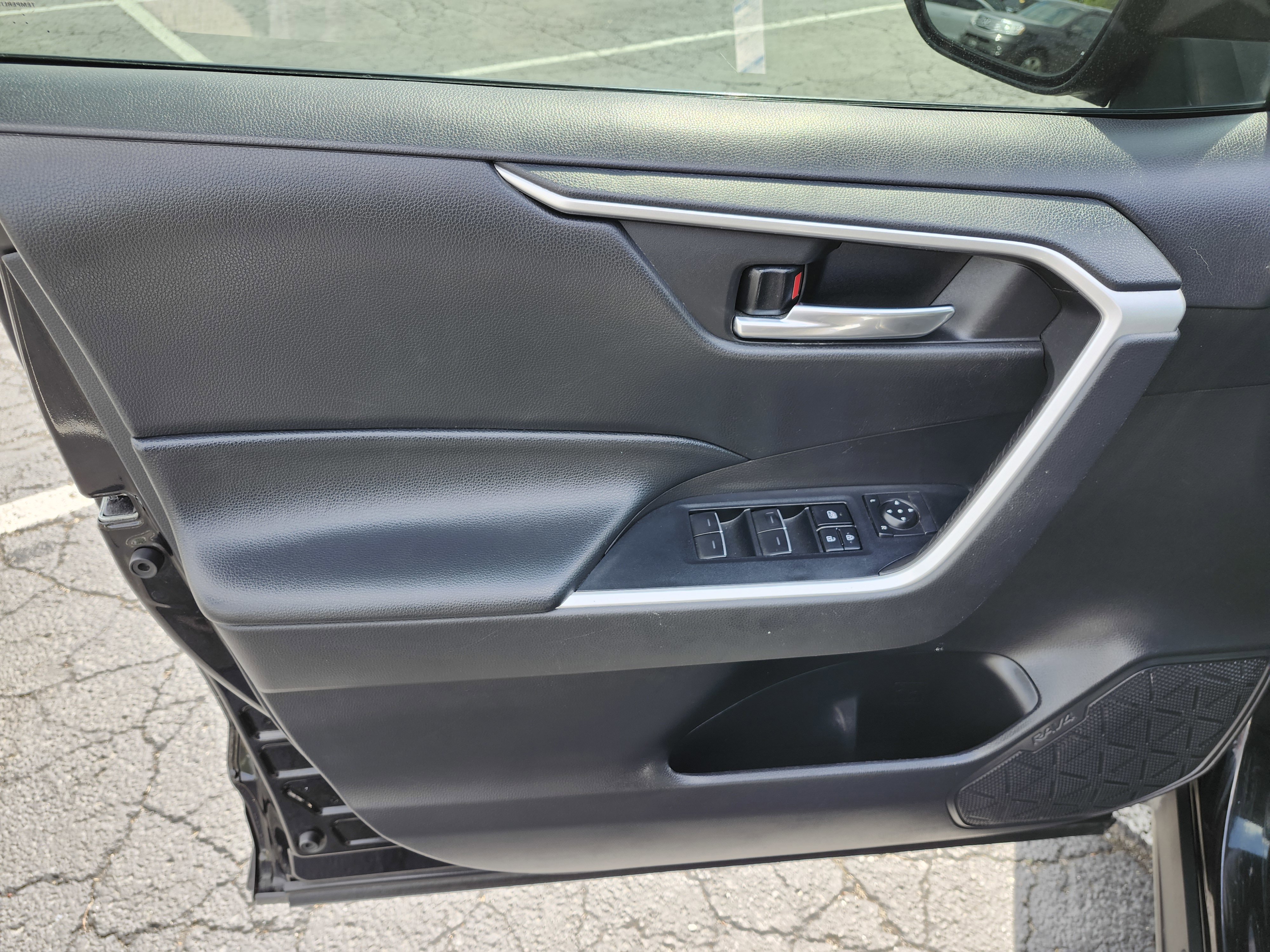 Used 2022 Toyota RAV4 XLE AWD/4WD image 25