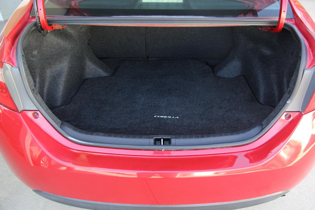Used 2017 Toyota Corolla LE w/ Carpet Mat Package (TMS) image 25