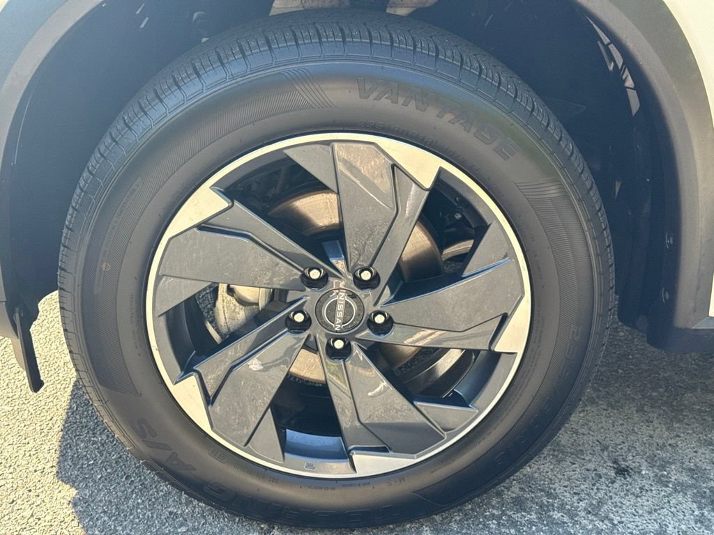 Certified 2025 Nissan Rogue SV FWD image 15
