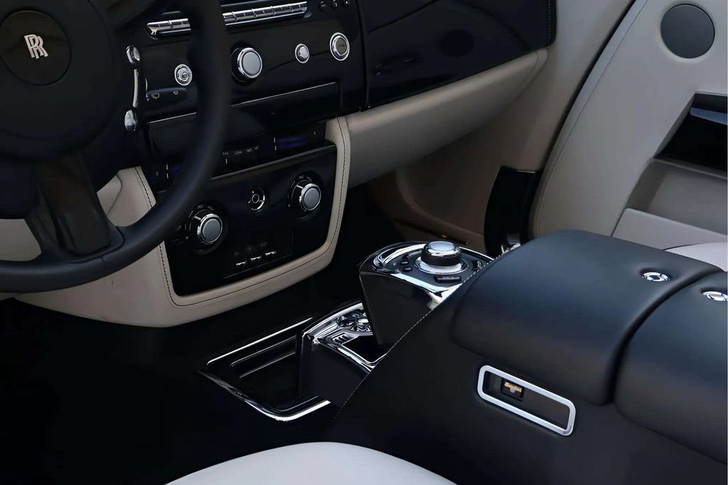 Used 2015 Rolls-Royce Phantom Drophead Coupe RWD image 11