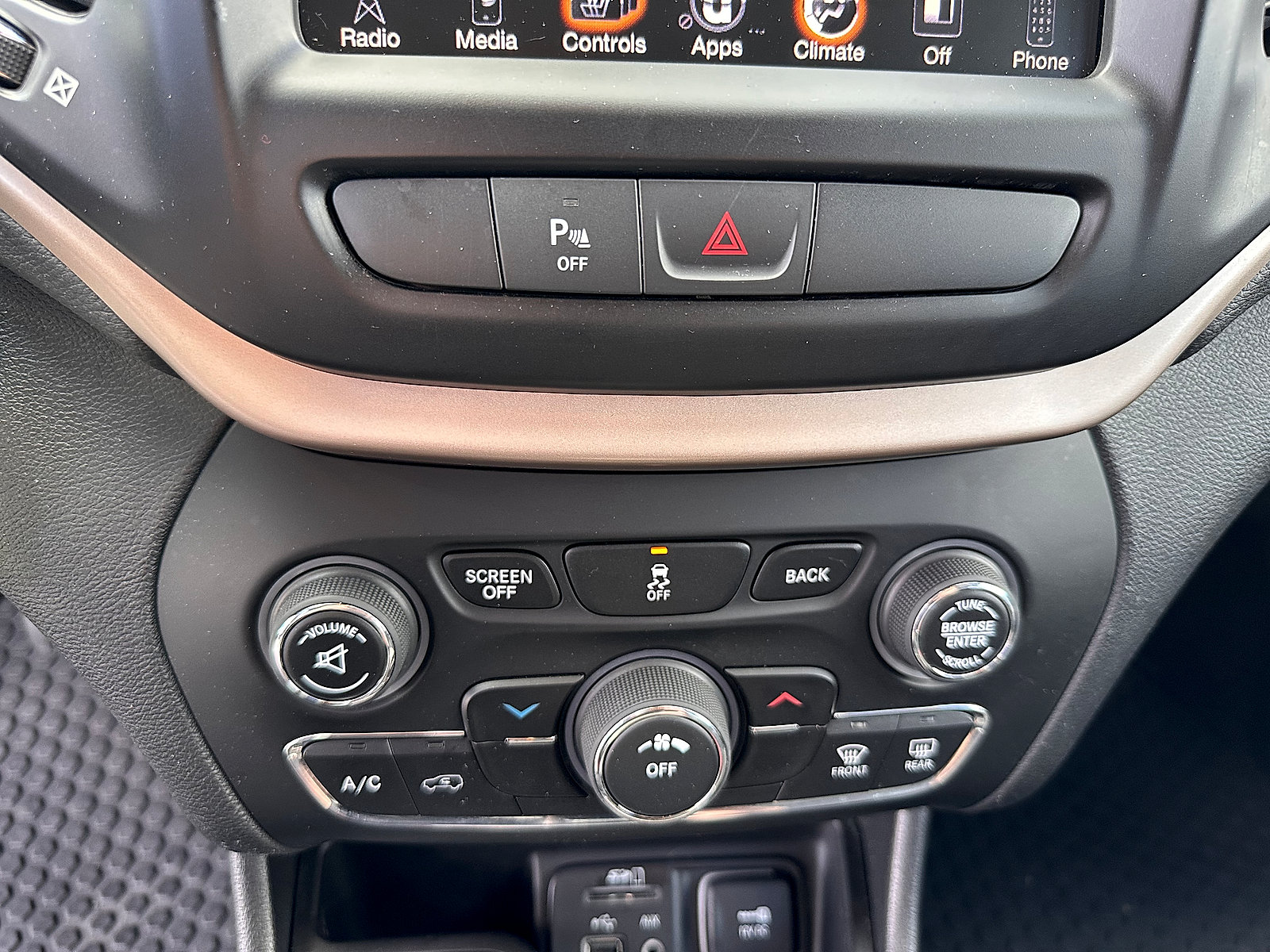 Used 2017 Jeep Cherokee Latitude w/ Safety/Convenience Group AWD/4WD image 21