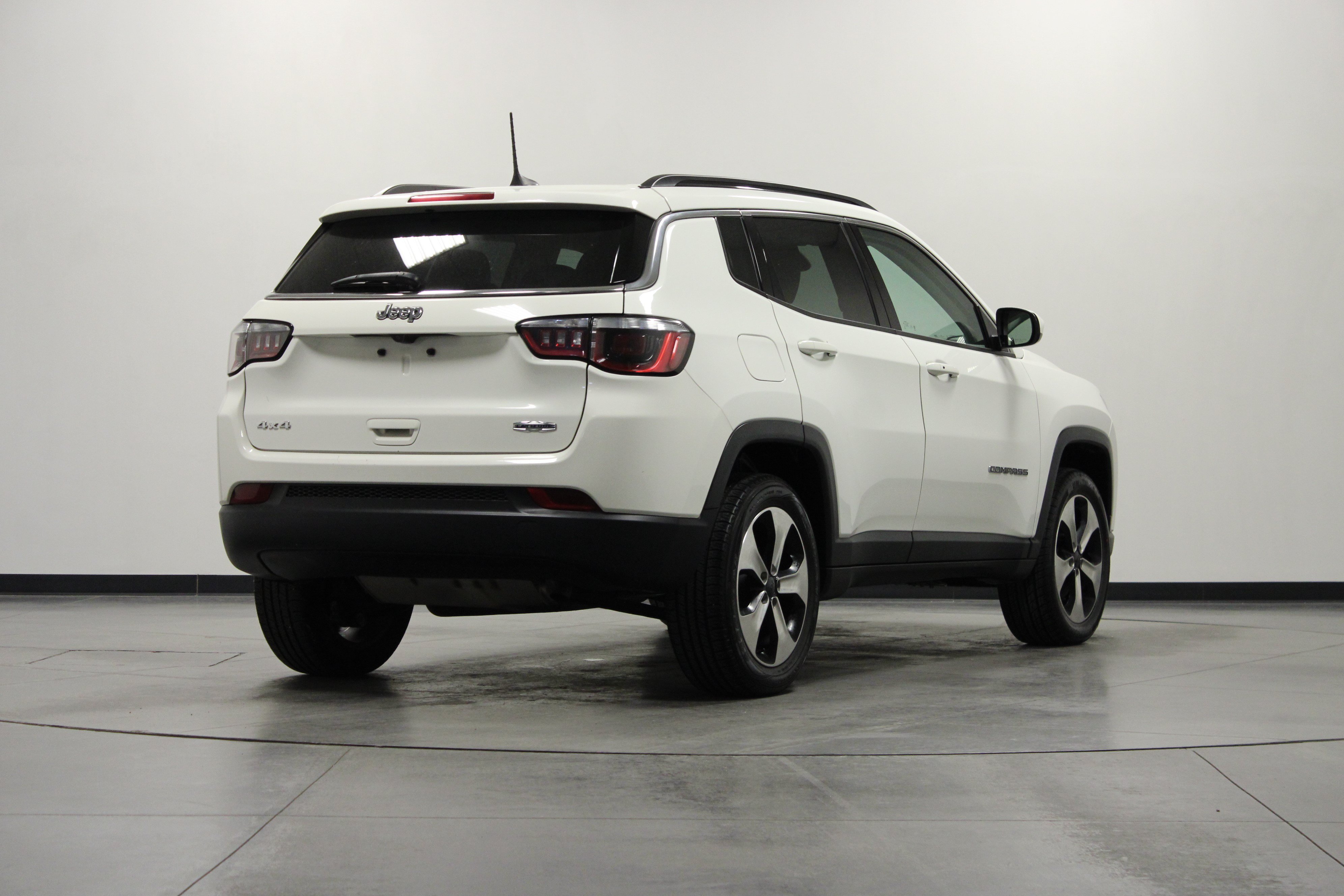 Used 2019 Jeep Compass Latitude w/ Popular Equipment Group AWD/4WD image 4
