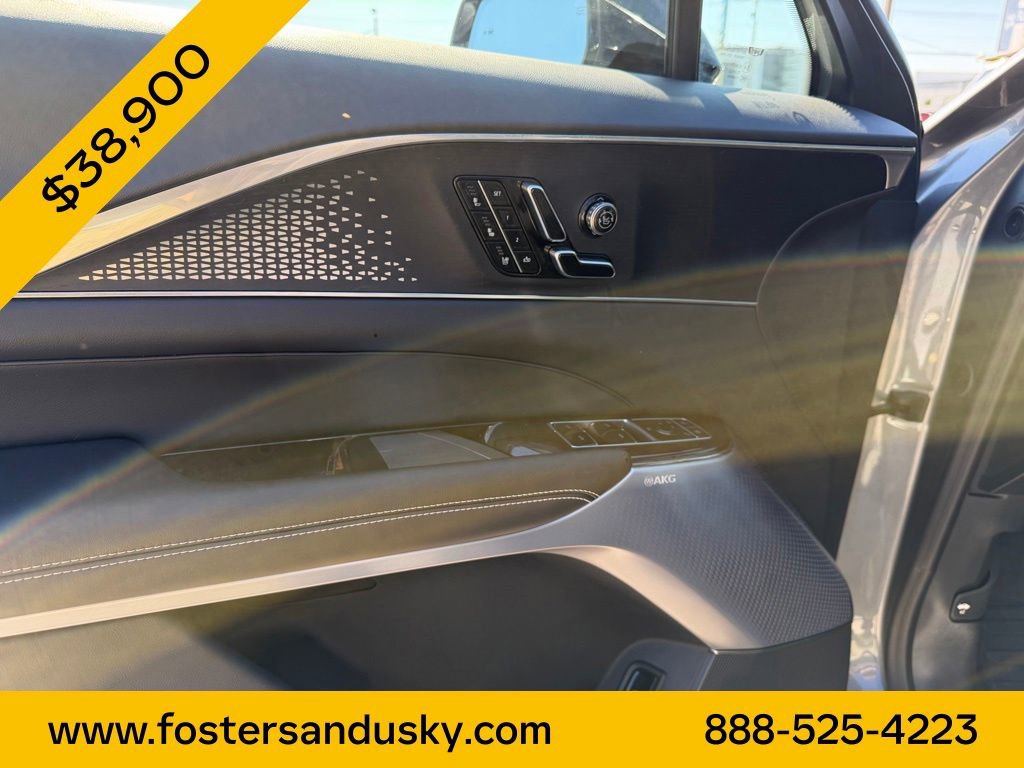 Used 2023 Cadillac Lyriq AWD image 6