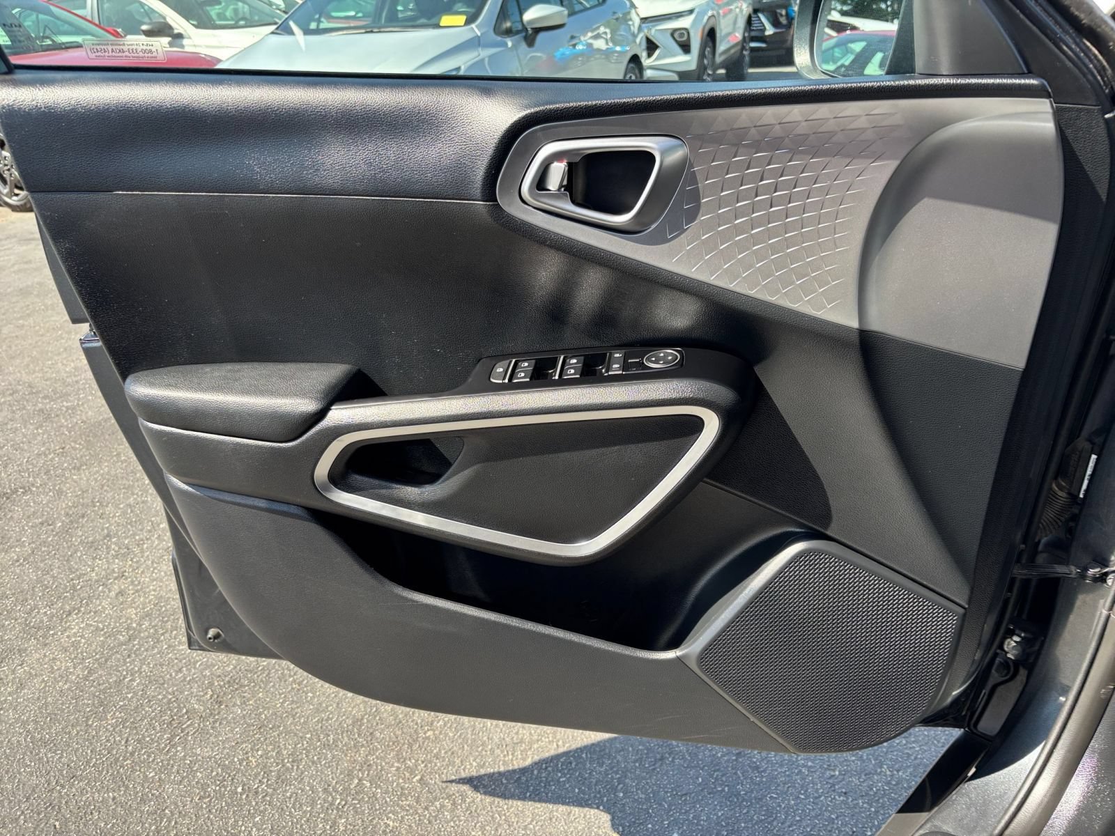 Used 2025 Kia Soul LX w/ LX Technology Package FWD image 18