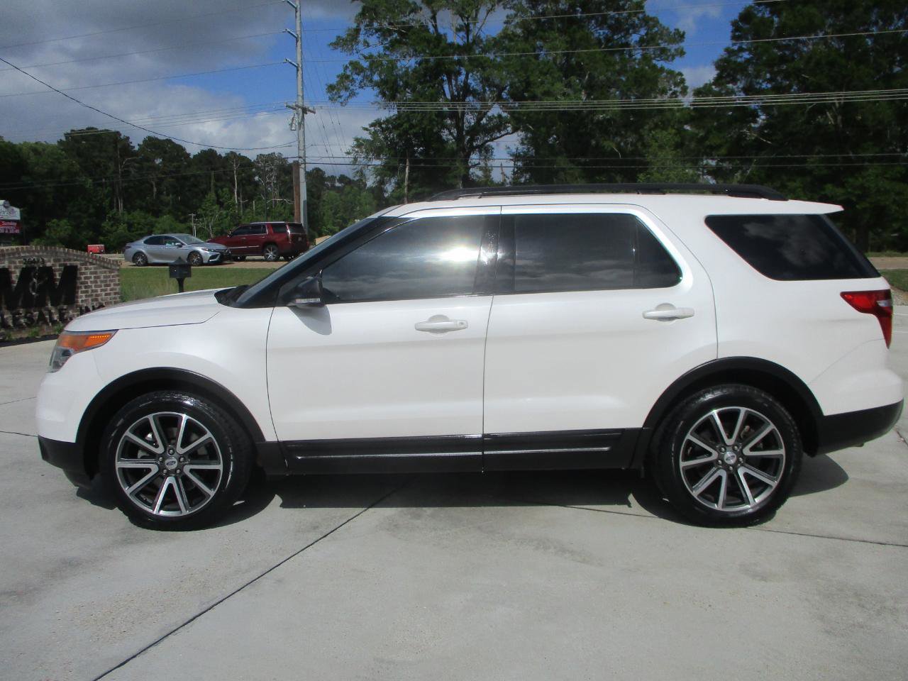 Used 2015 Ford Explorer XLT w/ Equipment Group 202A image 1