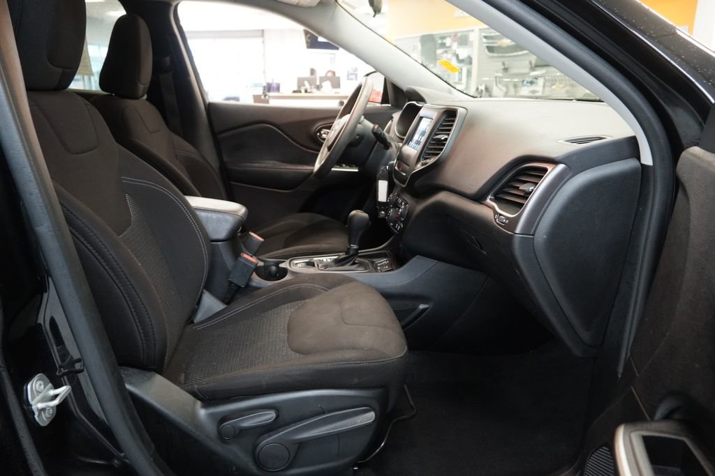 Used 2020 Jeep Cherokee Latitude FWD image 30