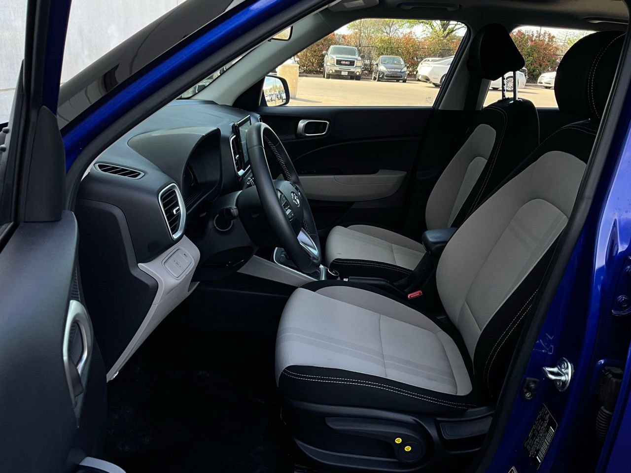 Used 2025 Hyundai Venue SEL image 10