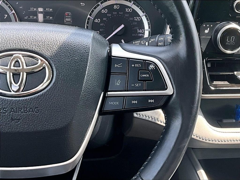 Used 2022 Toyota Highlander XLE AWD/4WD image 24