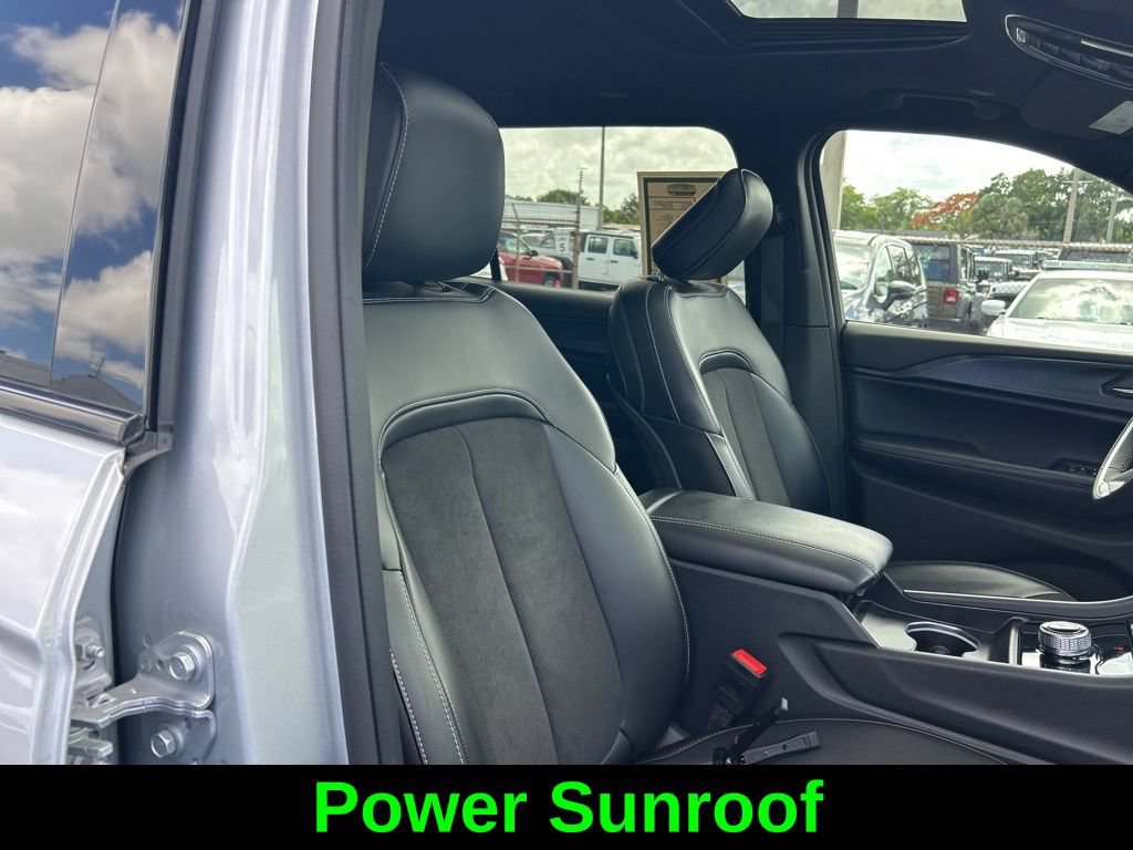 Used 2025 Jeep Grand Cherokee L Altitude RWD image 24