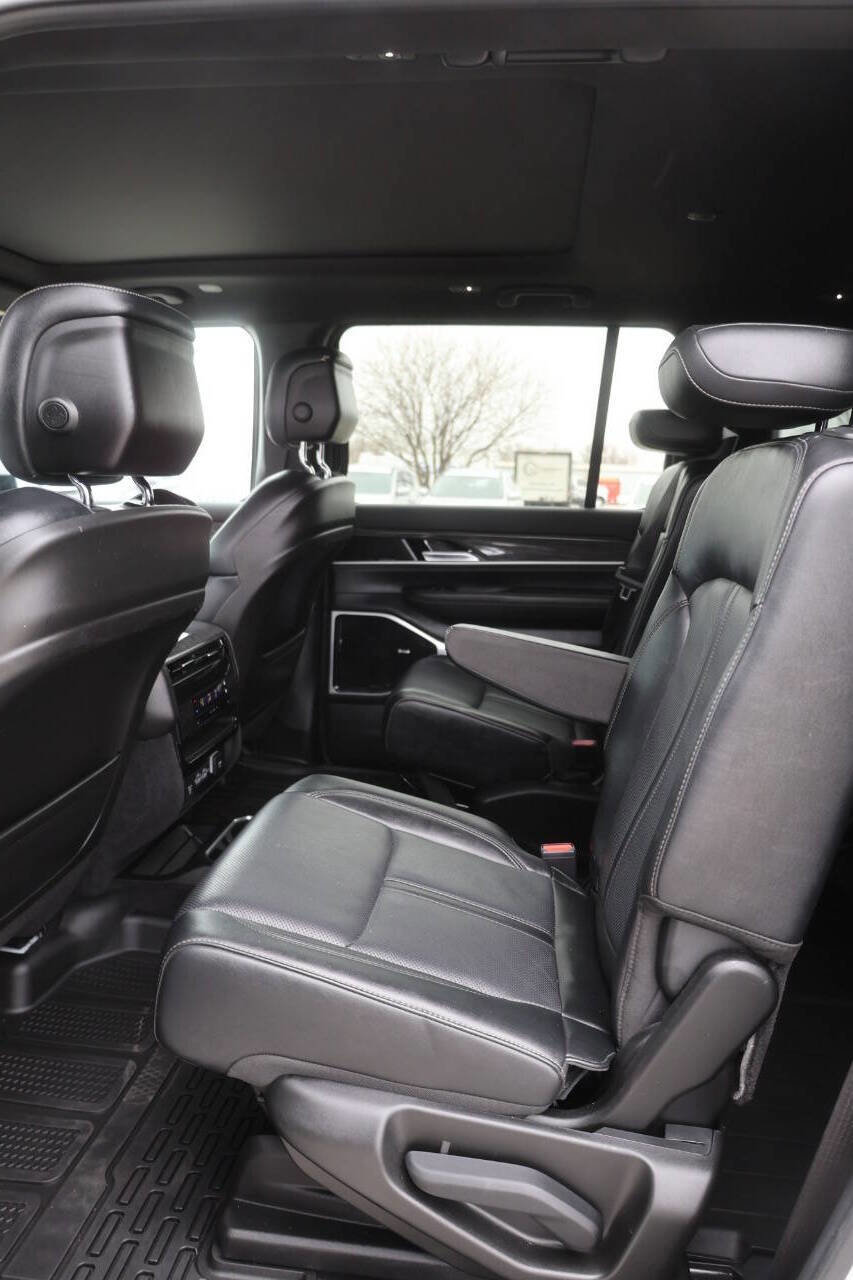 Used 2022 Jeep Wagoneer Series III w/ Premium Group I AWD/4WD image 18