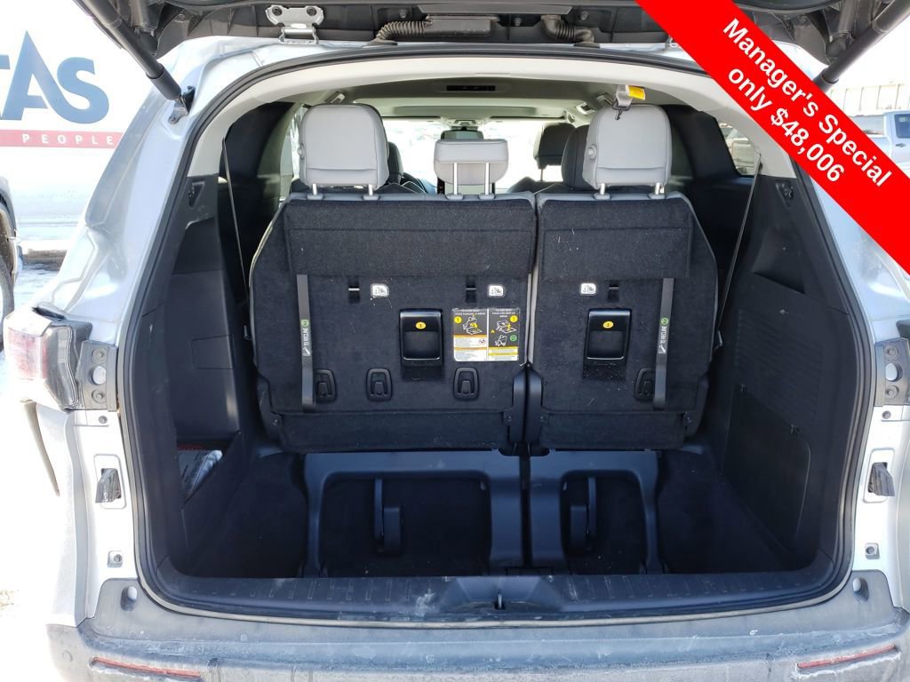 Used 2025 Toyota Sienna XLE image 19
