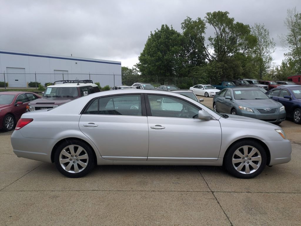 Used 2005 Toyota Avalon XLS FWD image 4