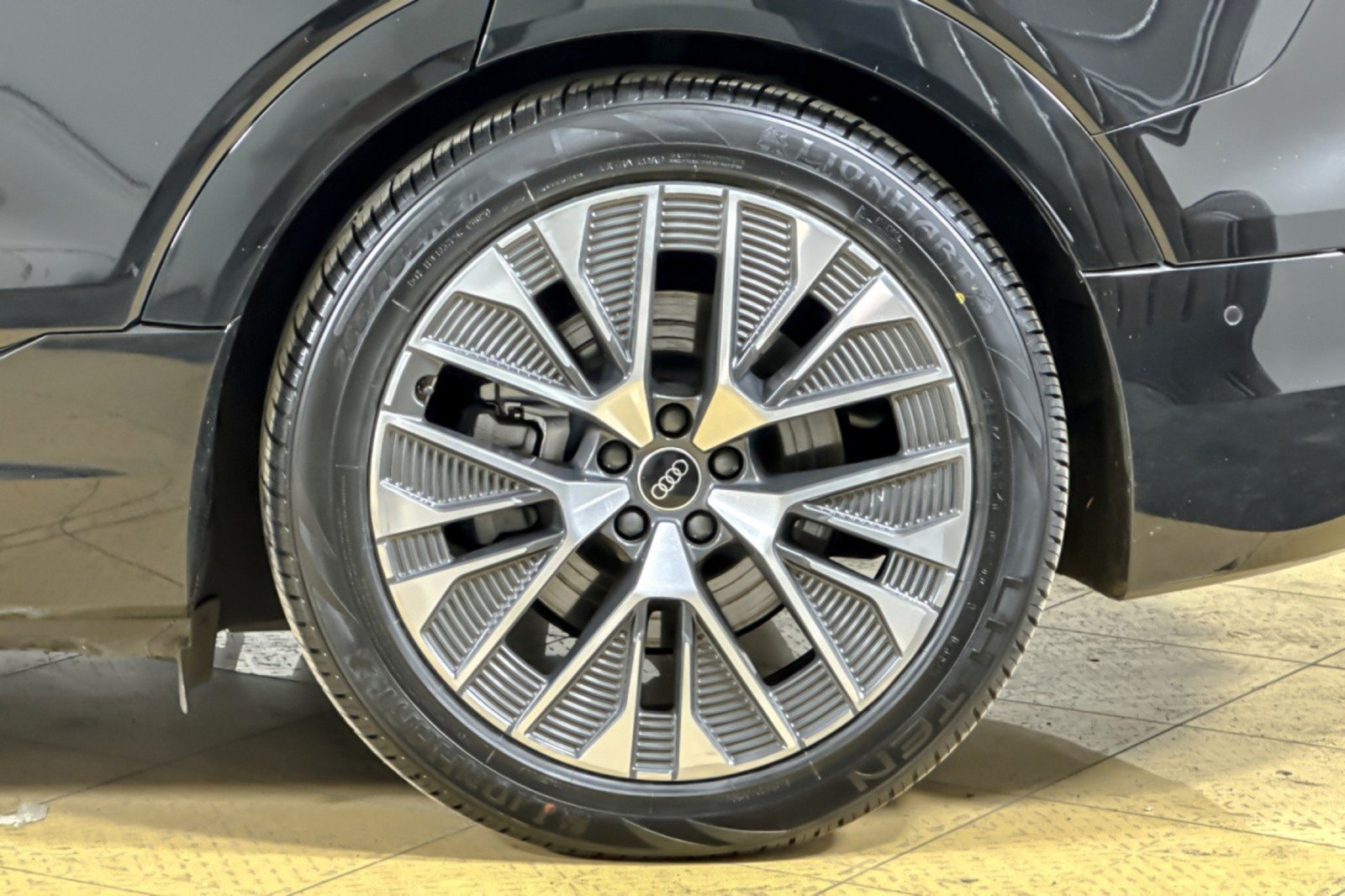 Used 2024 Audi Q8 e-tron Premium Plus AWD/4WD image 25