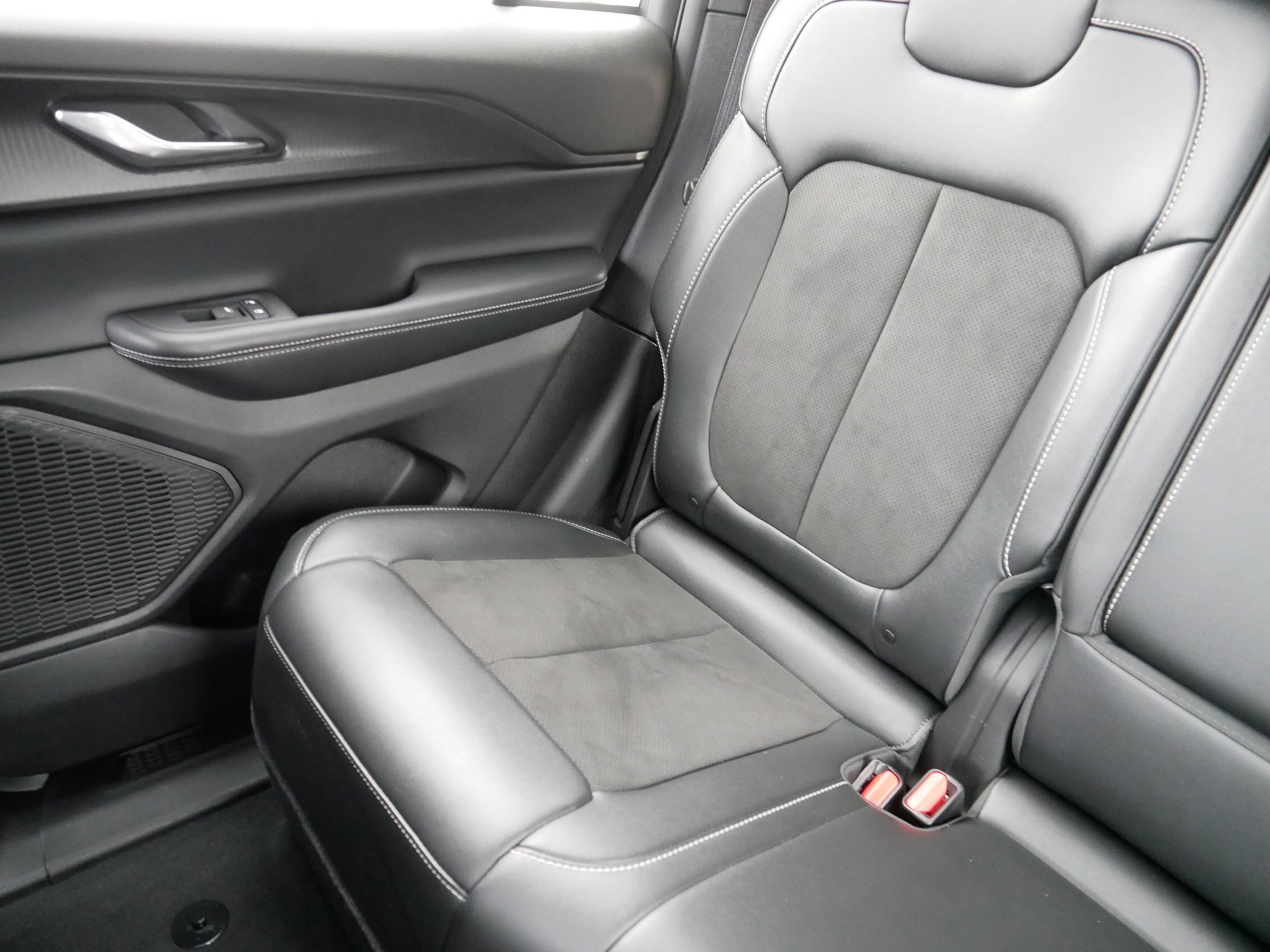 Used 2024 Jeep Grand Cherokee Altitude image 12