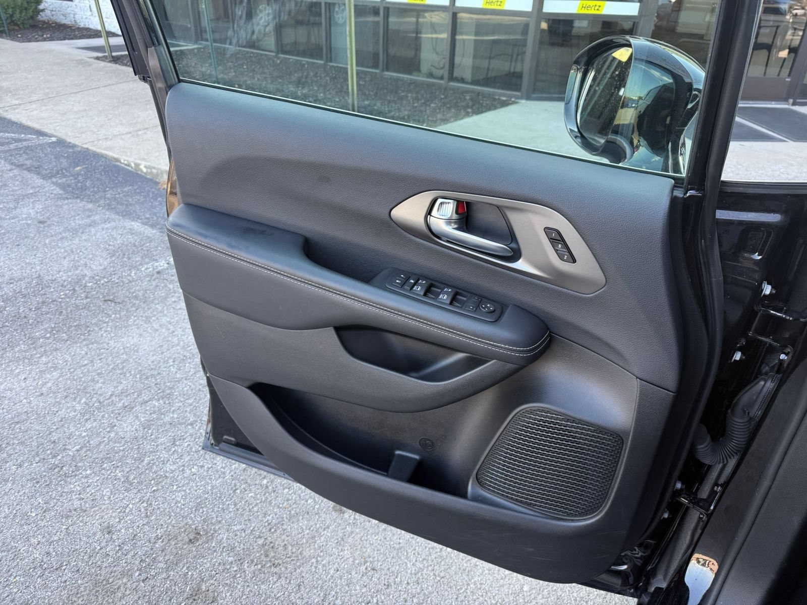 Used 2025 Chrysler Pacifica Select FWD image 18