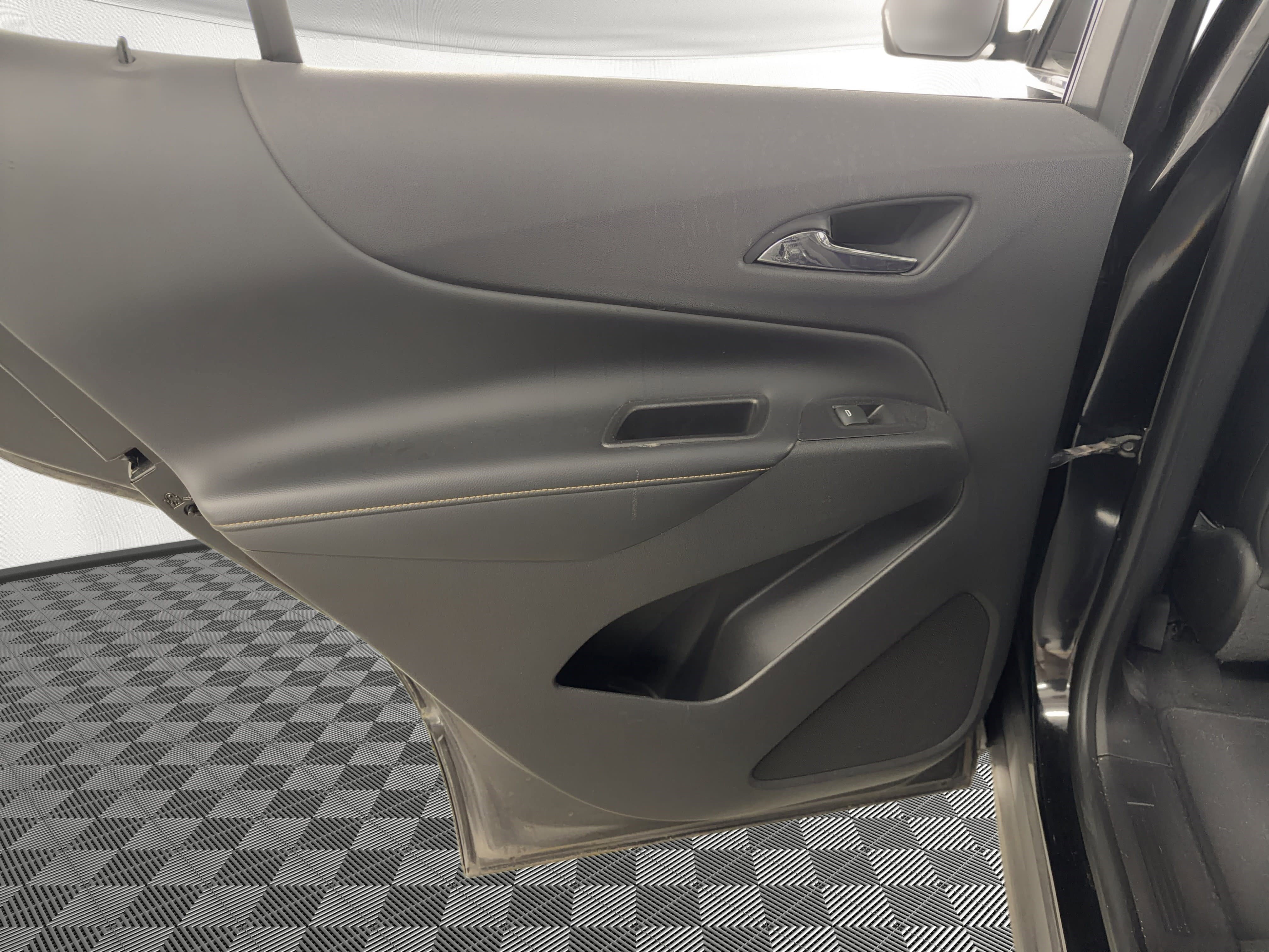 Used 2018 Chevrolet Equinox Premier FWD image 17