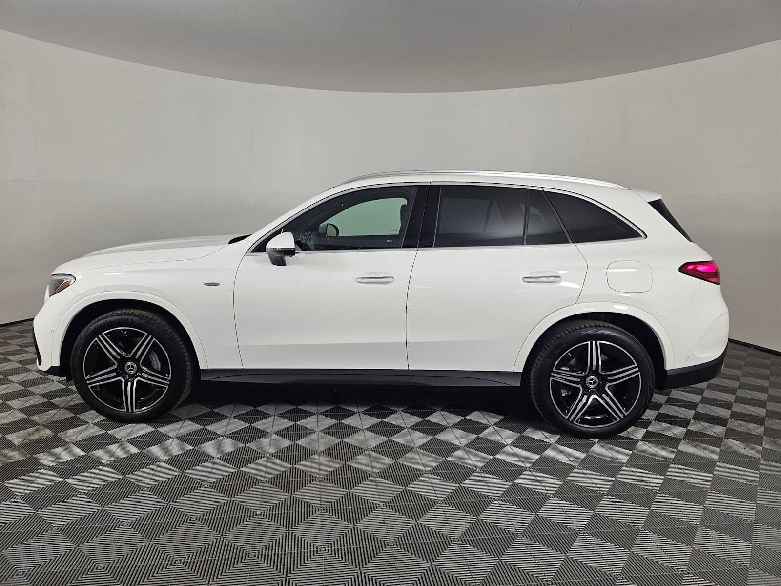 New 2025 Mercedes-Benz GLC 350e 4MATIC image 2