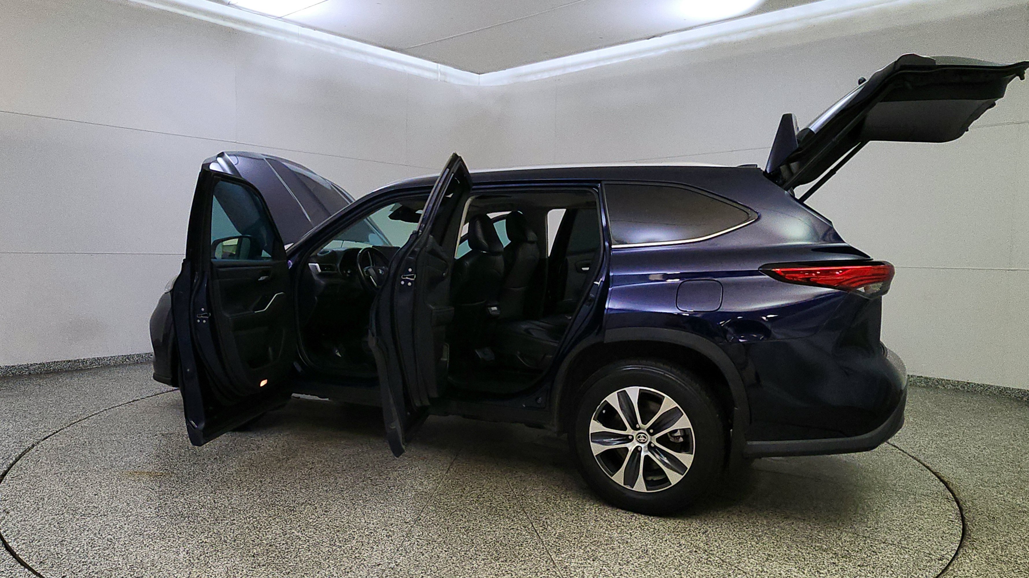 Used 2023 Toyota Highlander XLE AWD/4WD image 11