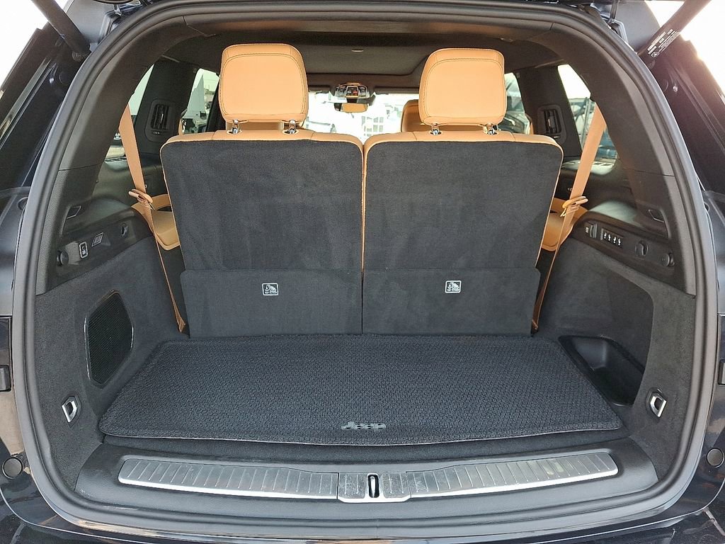 Used 2023 Jeep Grand Cherokee L Summit w/ Luxury Tech Group V image 36