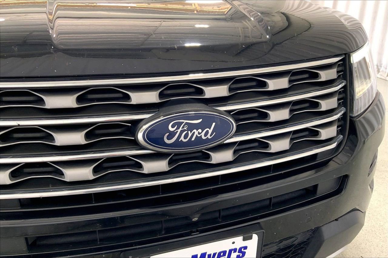 Used 2017 Ford Explorer Limited w/ Equipment Group 301A FWD image 7