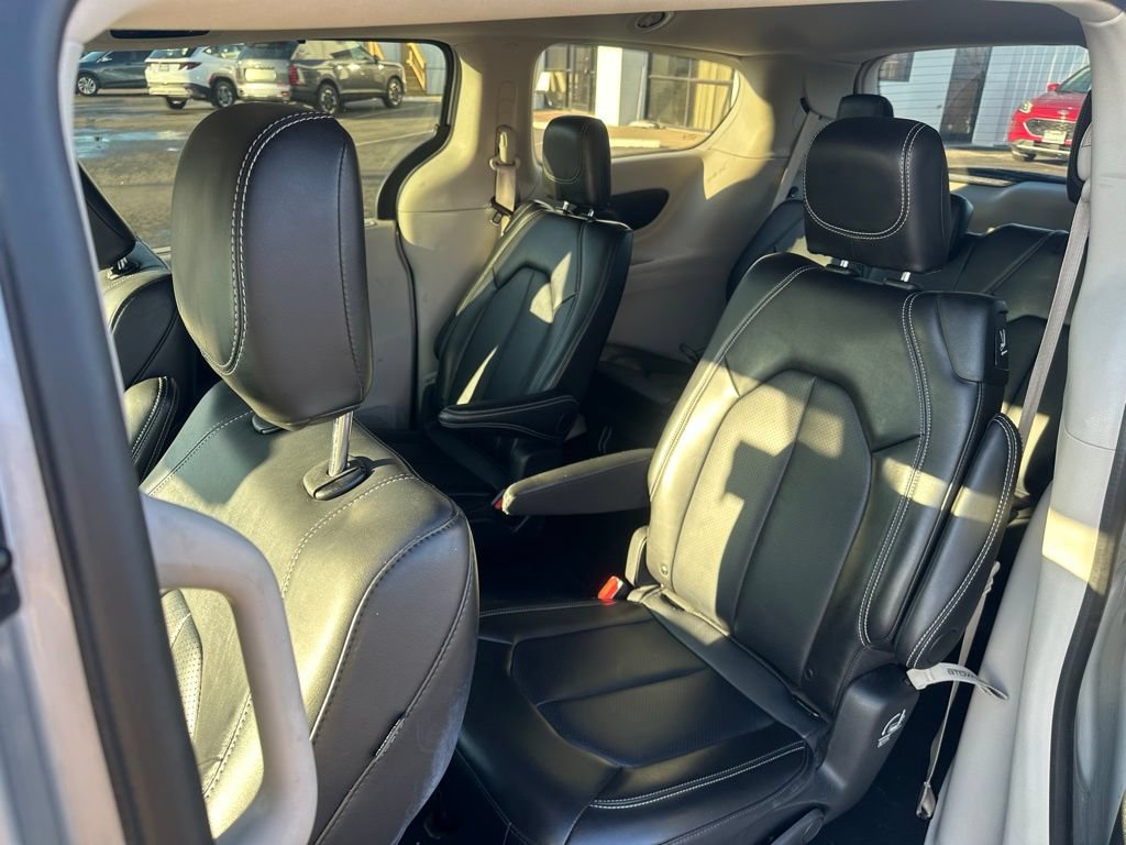 Used 2024 Chrysler Pacifica Touring-L FWD image 19
