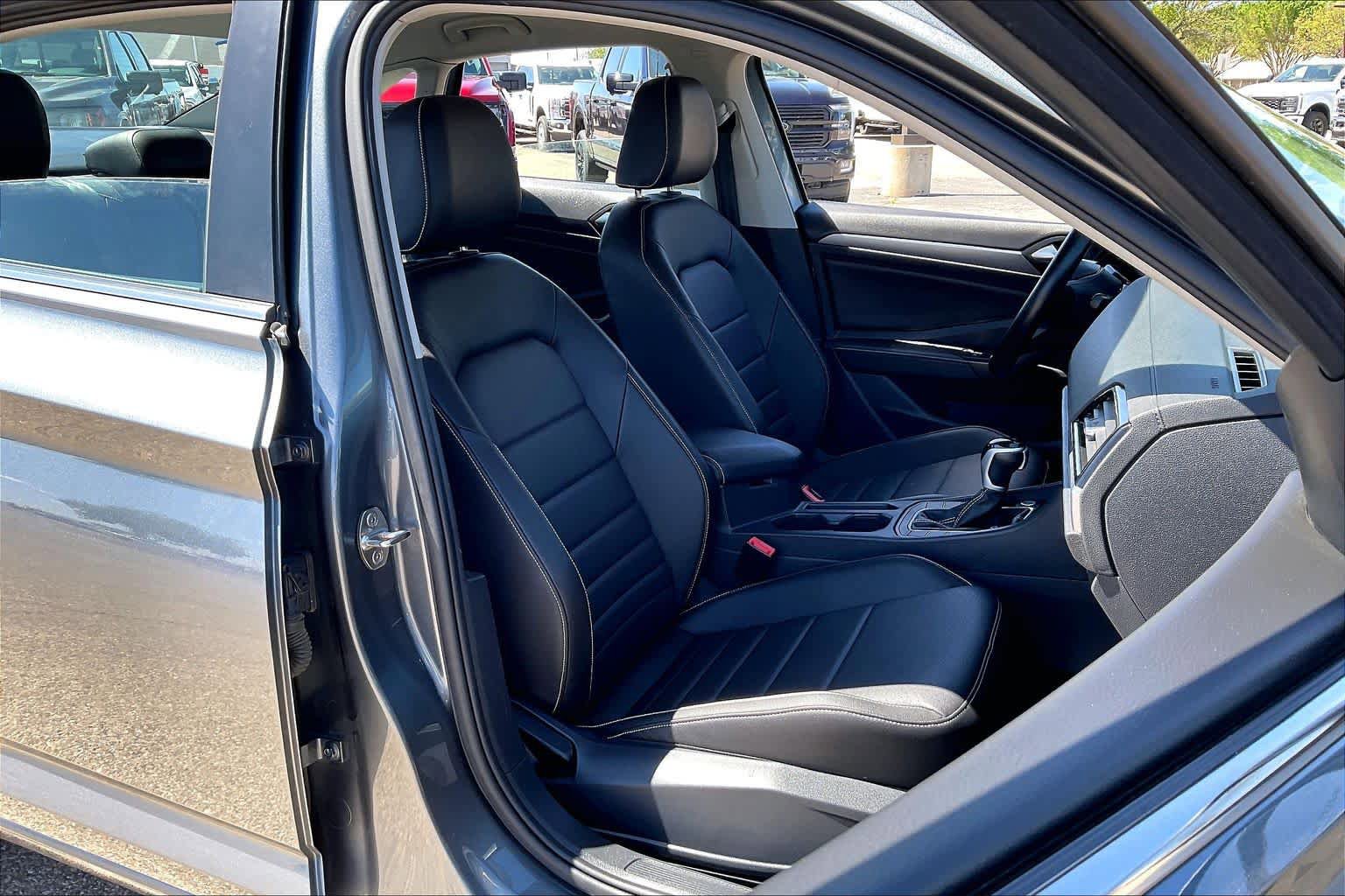 Used 2024 Volkswagen Jetta SE FWD image 9