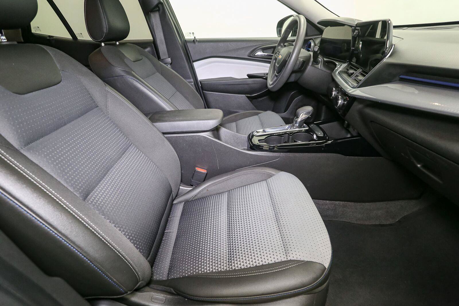 Used 2025 Chevrolet Trax LT FWD image 17