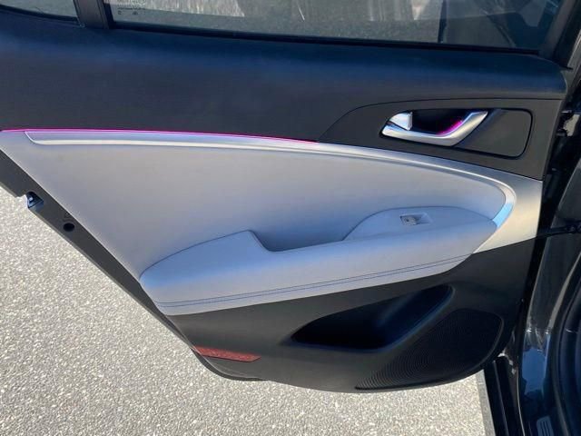 Used 2023 Genesis G70 2.0T image 18