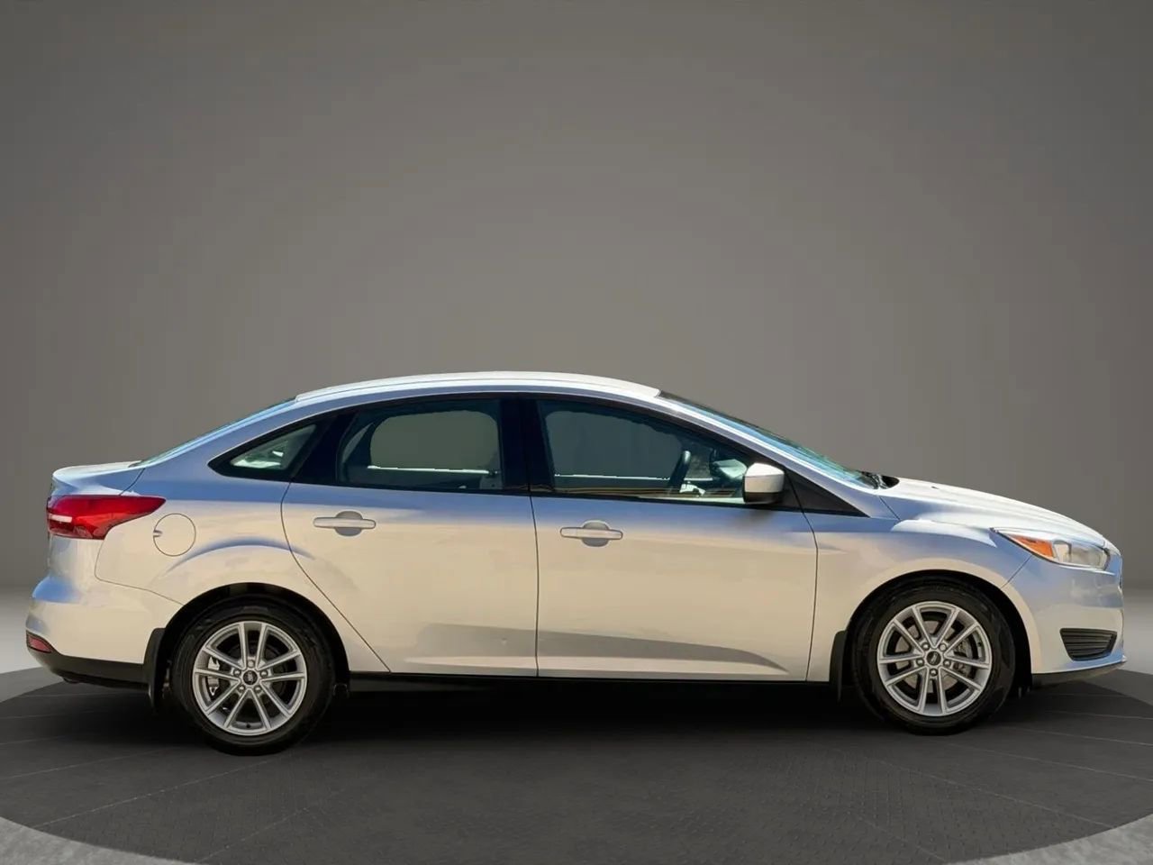 Used 2018 Ford Focus SE FWD image 2