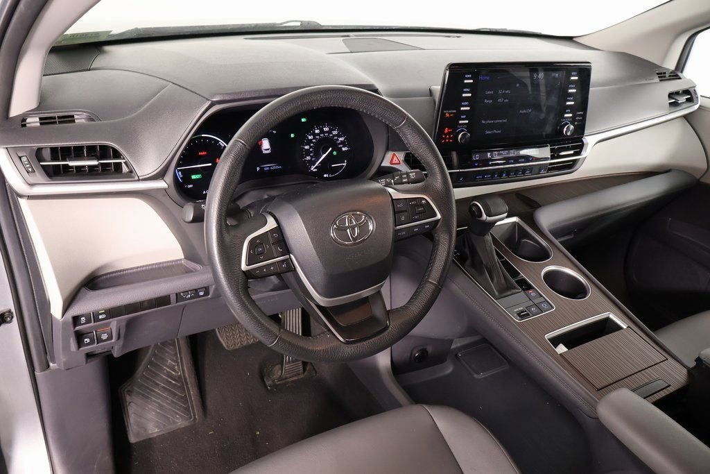Used 2024 Toyota Sienna XLE image 7