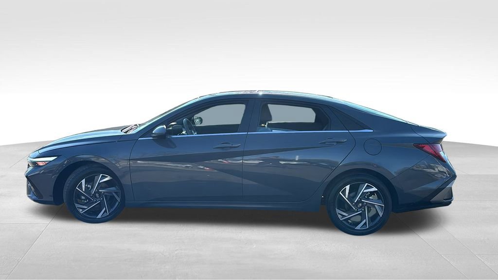 Used 2025 Hyundai Elantra SEL image 4