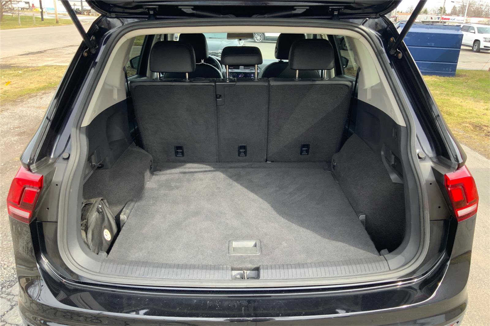 Used 2019 Volkswagen Tiguan SE w/ Panoramic Sunroof Package image 12