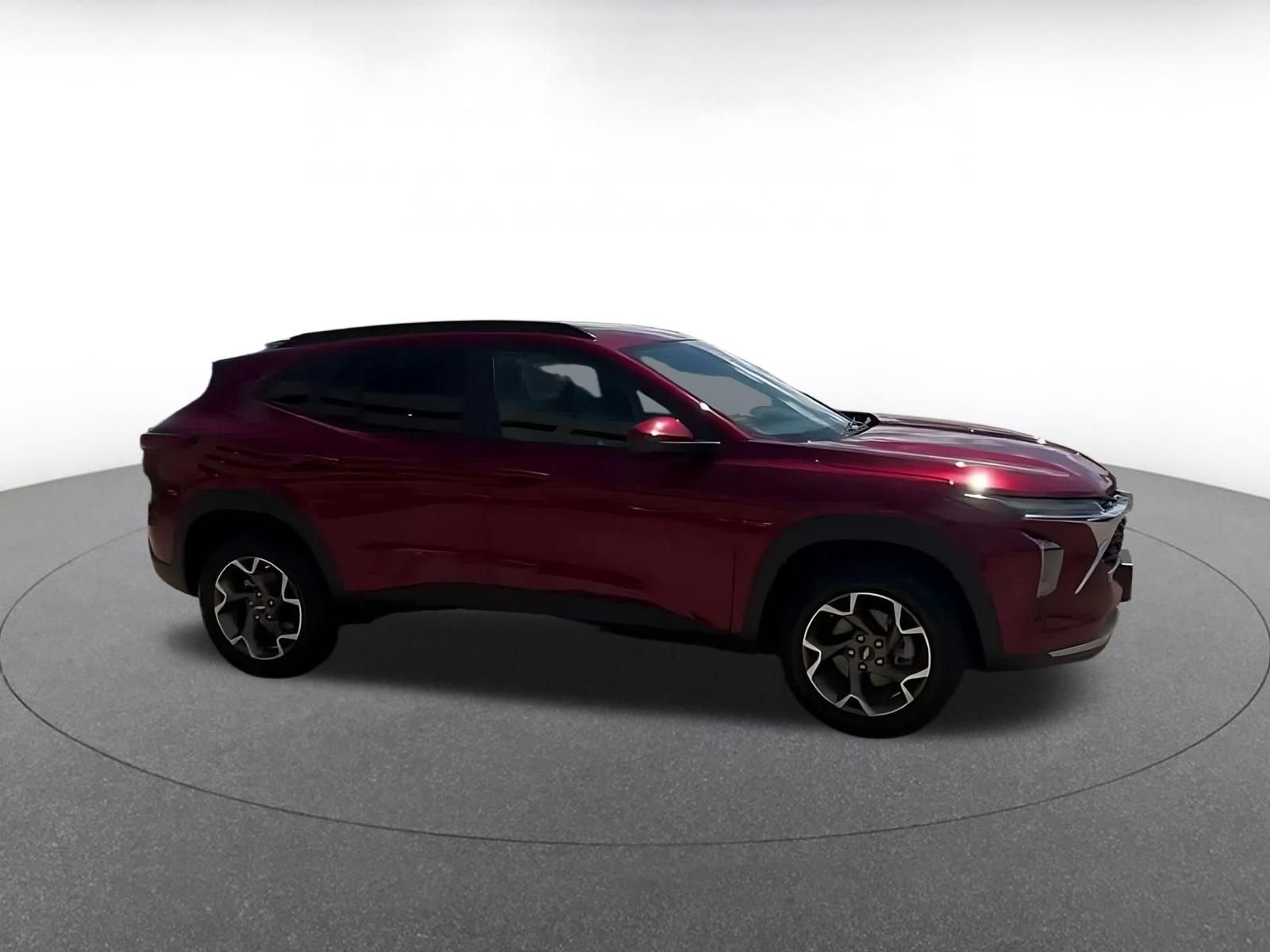 Used 2025 Chevrolet Trax LT FWD image 2
