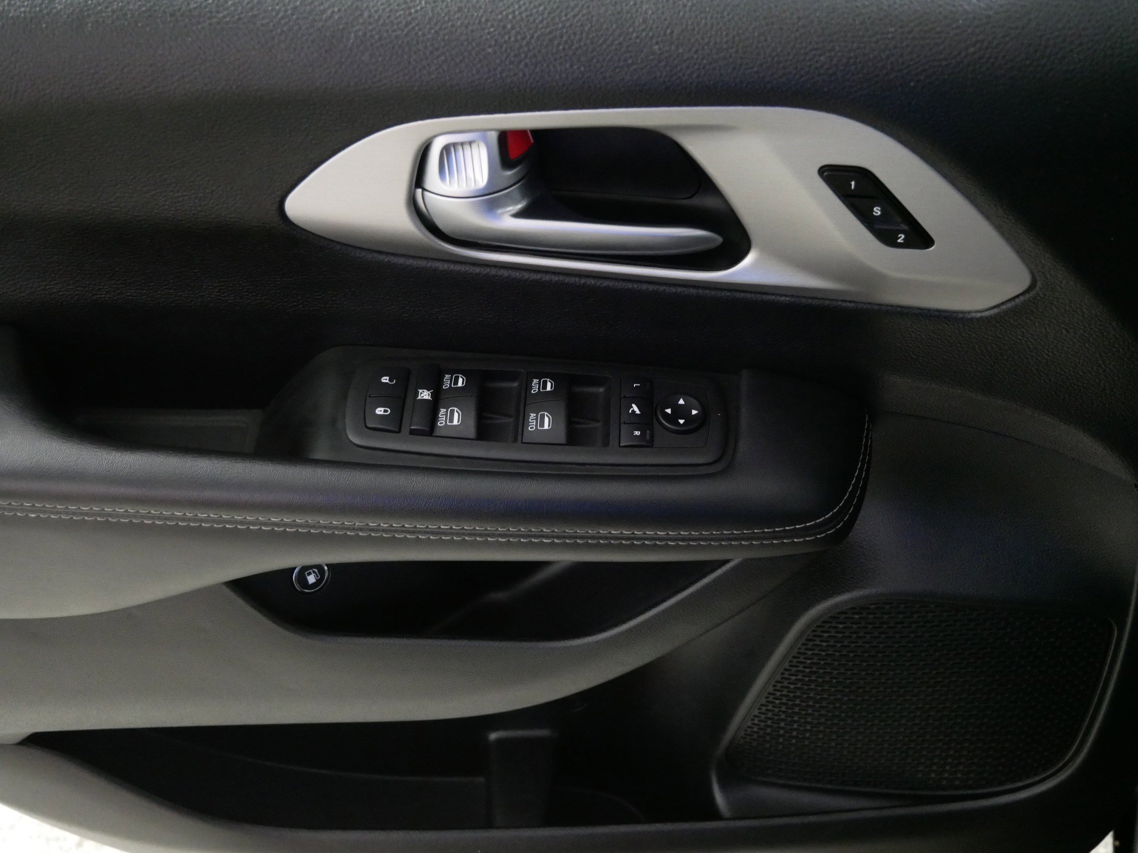 Used 2024 Chrysler Pacifica Premium FWD image 19