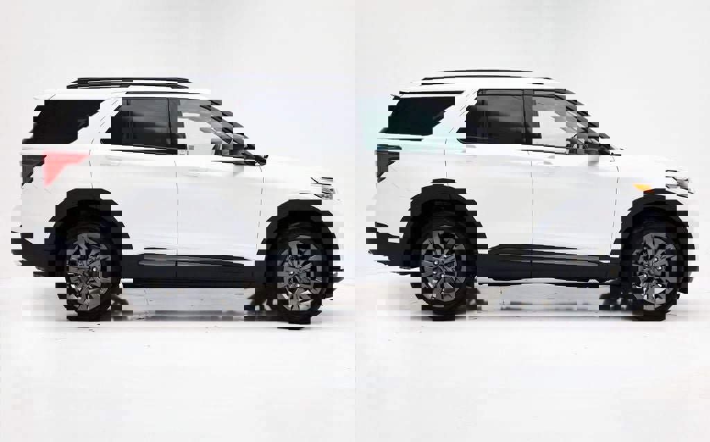 Used 2023 Ford Explorer XLT w/ Equipment Group 202A image 3