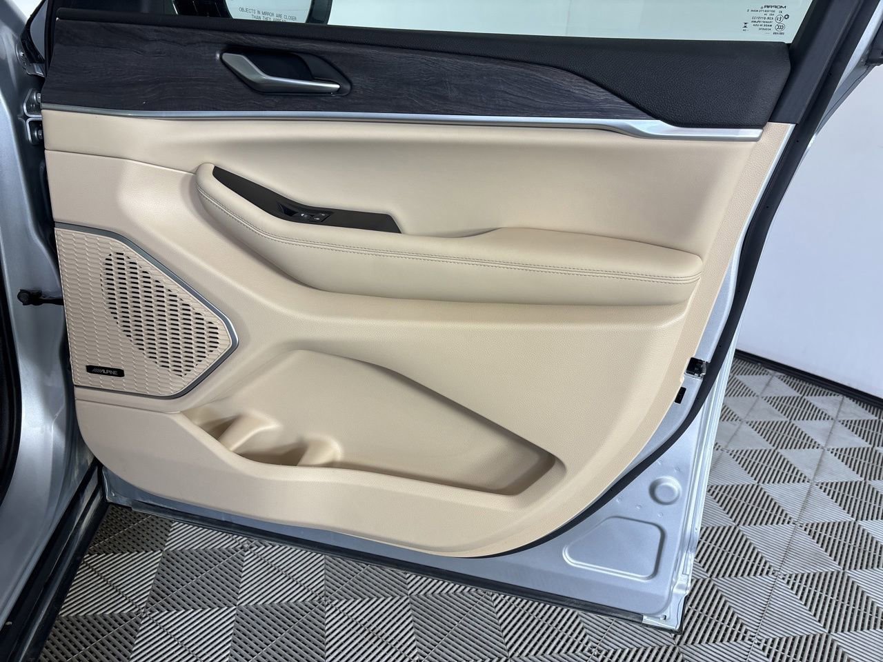 Used 2024 Jeep Grand Cherokee Limited w/ Luxury Tech Group II image 31