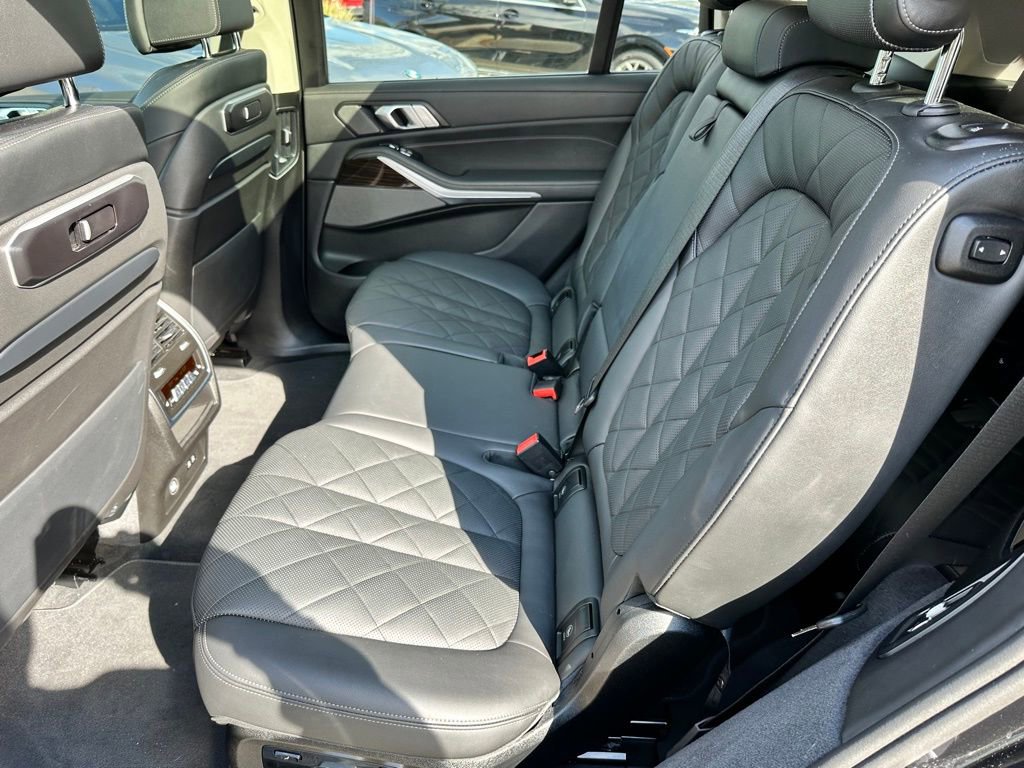Used 2025 BMW X7 xDrive40i w/ Premium Package image 13