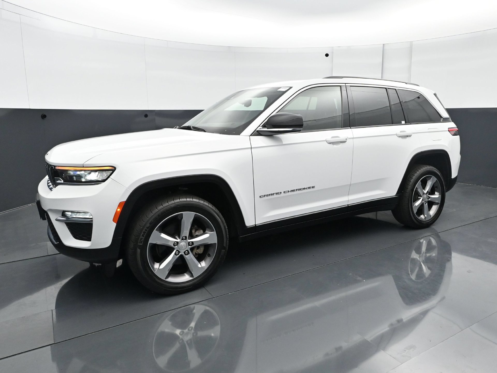 Used 2022 Jeep Grand Cherokee Limited AWD/4WD image 2
