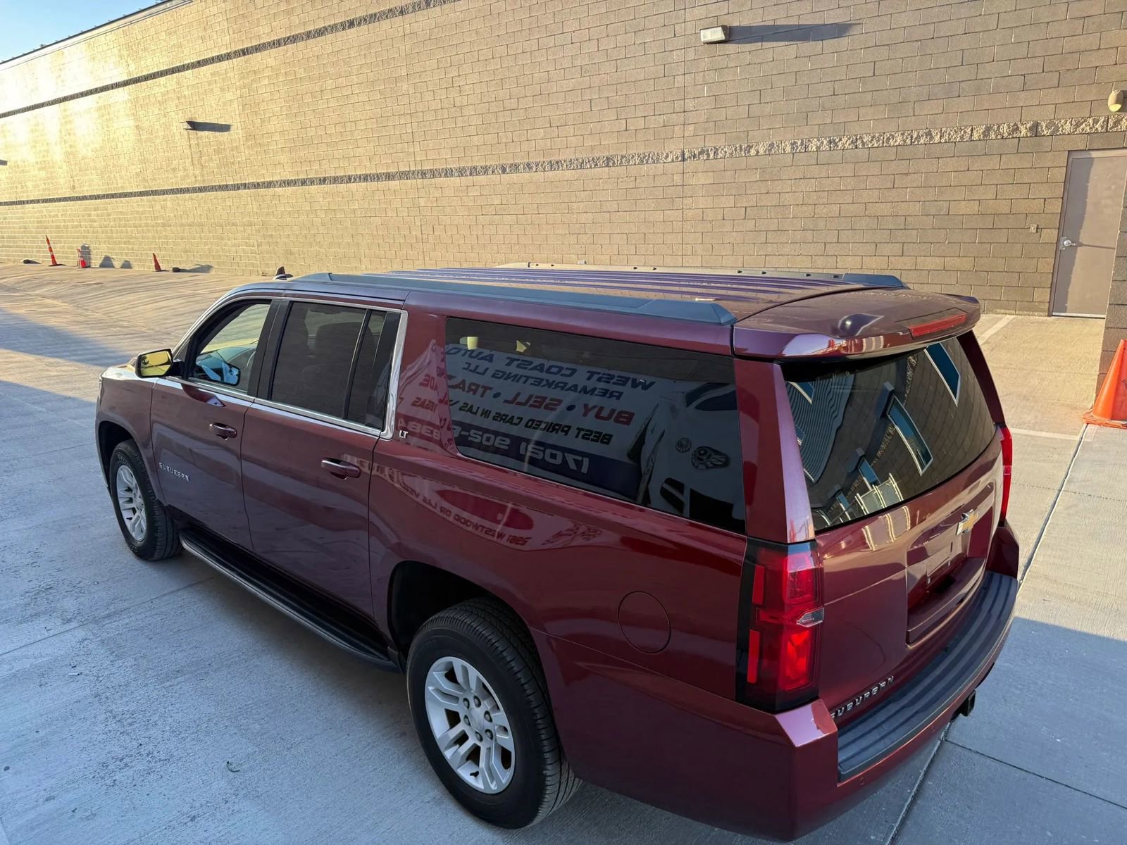 Used 2018 Chevrolet Suburban LT RWD image 7