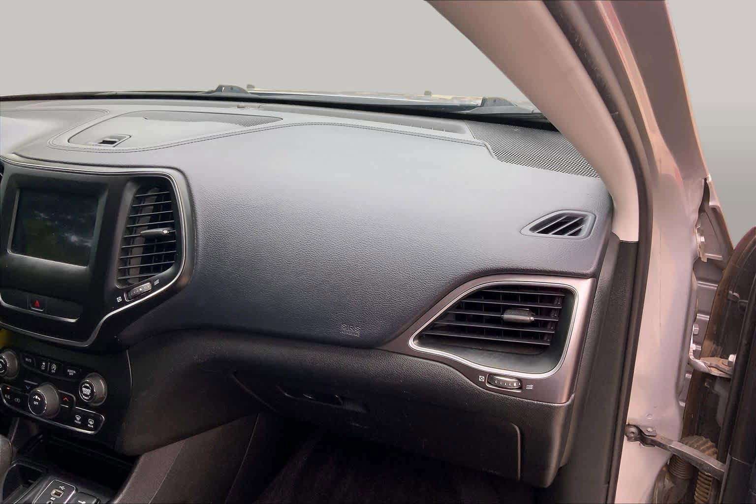 Used 2019 Jeep Cherokee Latitude w/ Popular Appearance Group FWD image 19