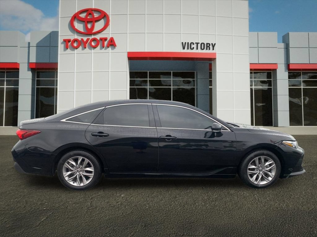 Used 2022 Toyota Avalon XLE w/ Moonroof Package FWD image 2