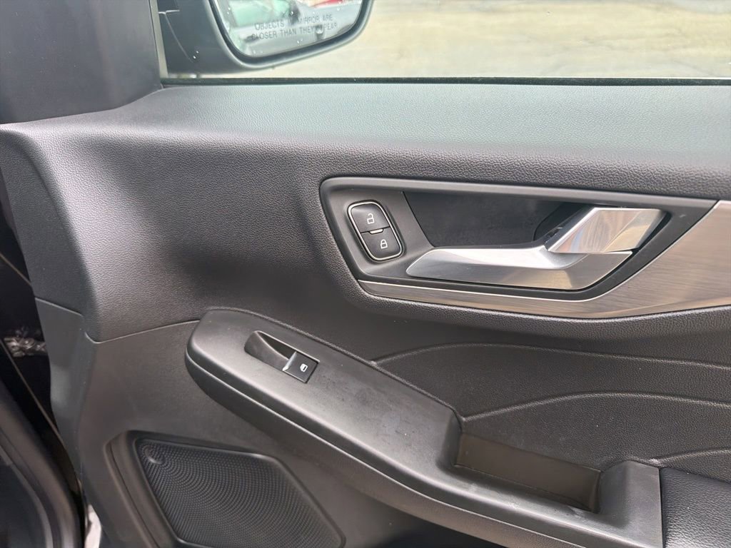 Used 2022 Ford Escape Titanium image 39