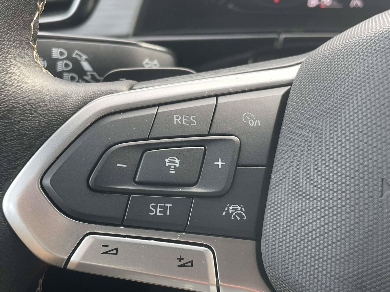 Certified 2025 Volkswagen Atlas Cross Sport SE FWD image 24